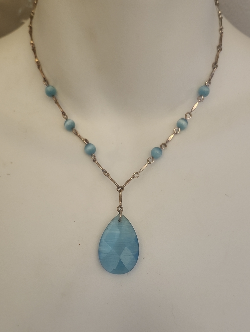 Vtg Avon Iridescent Blue Teardrop Pendant Necklace With Light Blue Beads